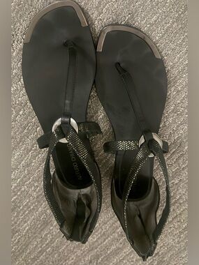 Arturo Chiang Black T-Strap Sandals with Metallic Accents sz 8.5